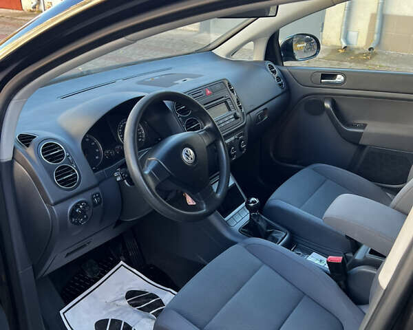 Черный Фольксваген Гольф Плюс, объемом двигателя 1.6 л и пробегом 230 тыс. км за 4950 $, фото 14 на Automoto.ua