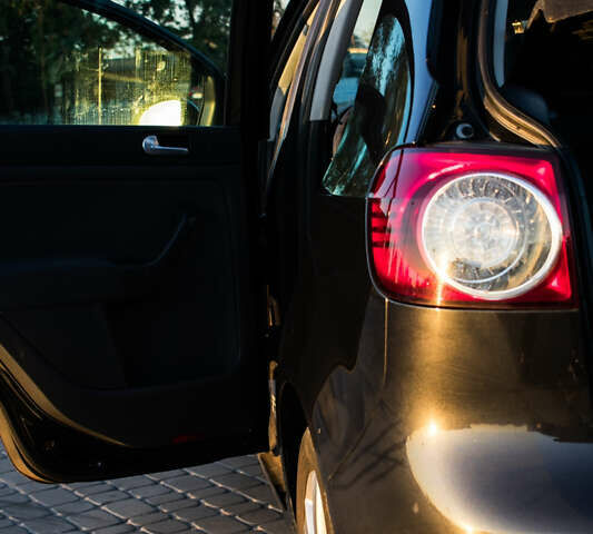 Черный Фольксваген Гольф Плюс, объемом двигателя 1.6 л и пробегом 280 тыс. км за 6500 $, фото 22 на Automoto.ua