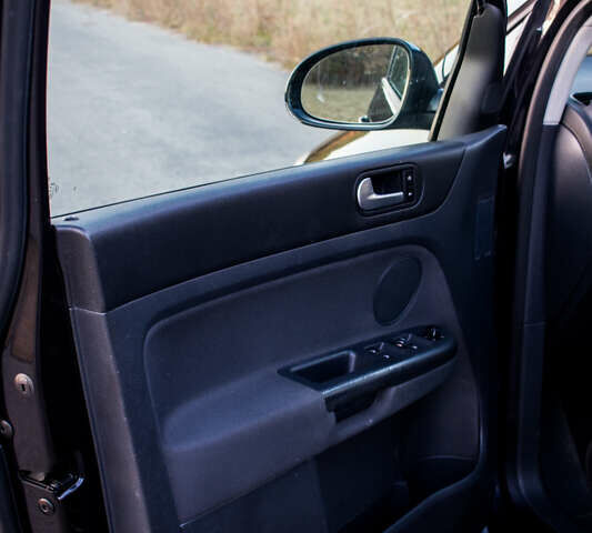 Черный Фольксваген Гольф Плюс, объемом двигателя 1.6 л и пробегом 280 тыс. км за 6500 $, фото 9 на Automoto.ua