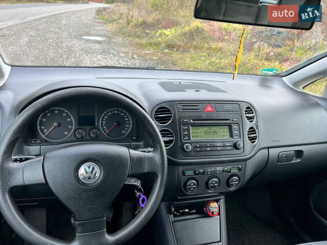 Черный Фольксваген Гольф Плюс, объемом двигателя 1.6 л и пробегом 185 тыс. км за 5200 $, фото 7 на Automoto.ua