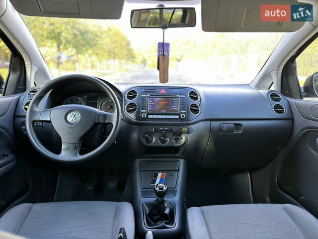 Черный Фольксваген Гольф Плюс, объемом двигателя 2 л и пробегом 250 тыс. км за 5800 $, фото 15 на Automoto.ua
