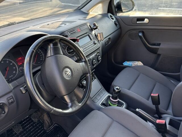 Черный Фольксваген Гольф Плюс, объемом двигателя 1.6 л и пробегом 250 тыс. км за 5600 $, фото 7 на Automoto.ua