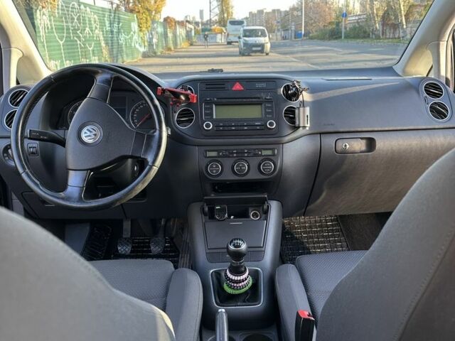 Черный Фольксваген Гольф Плюс, объемом двигателя 1.6 л и пробегом 250 тыс. км за 5600 $, фото 4 на Automoto.ua