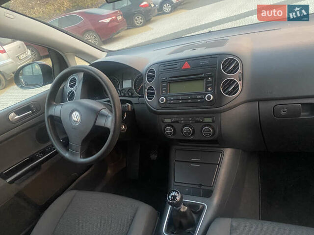Черный Фольксваген Гольф Плюс, объемом двигателя 1.6 л и пробегом 204 тыс. км за 5450 $, фото 15 на Automoto.ua