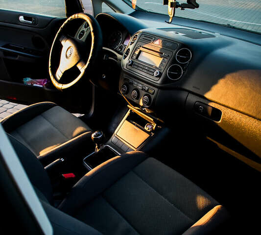 Черный Фольксваген Гольф Плюс, объемом двигателя 1.6 л и пробегом 280 тыс. км за 6500 $, фото 20 на Automoto.ua