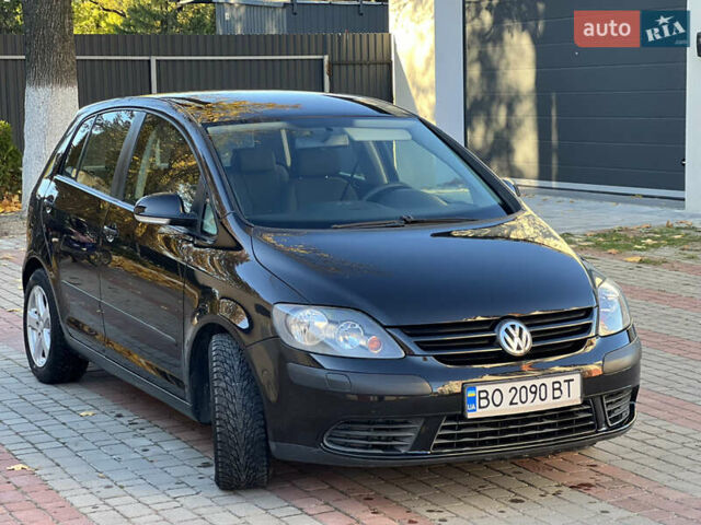 Черный Фольксваген Гольф Плюс, объемом двигателя 1.6 л и пробегом 230 тыс. км за 4950 $, фото 2 на Automoto.ua