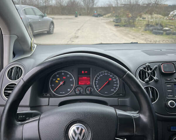 Черный Фольксваген Гольф Плюс, объемом двигателя 1.6 л и пробегом 301 тыс. км за 5999 $, фото 13 на Automoto.ua