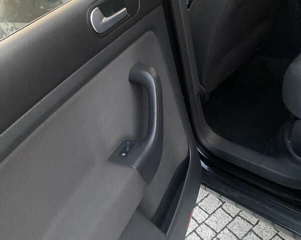 Черный Фольксваген Гольф Плюс, объемом двигателя 1.6 л и пробегом 204 тыс. км за 5450 $, фото 19 на Automoto.ua