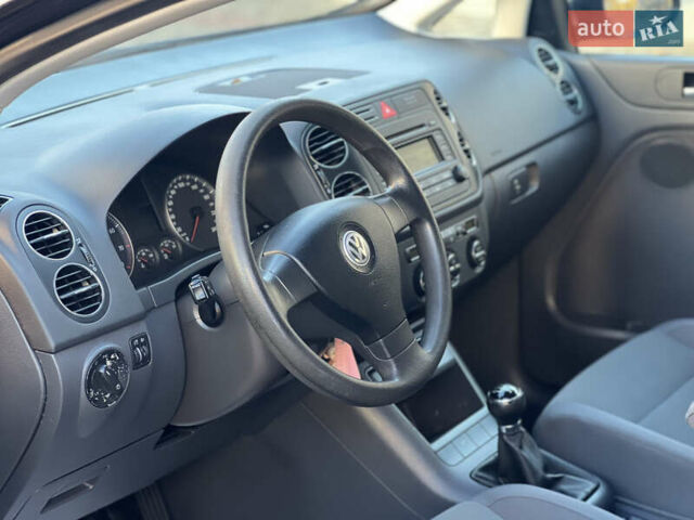 Черный Фольксваген Гольф Плюс, объемом двигателя 1.6 л и пробегом 230 тыс. км за 4950 $, фото 15 на Automoto.ua