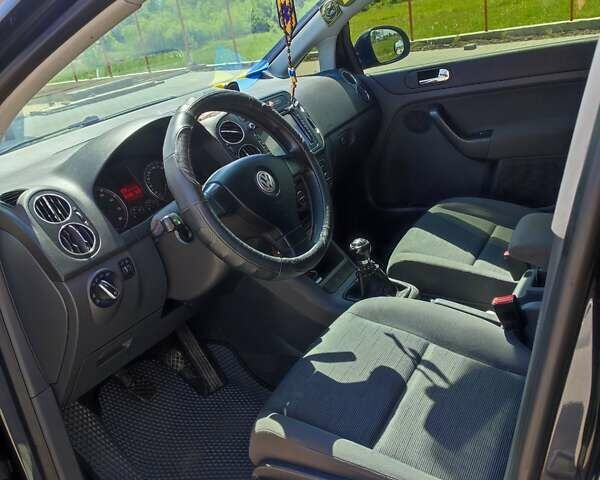 Черный Фольксваген Гольф Плюс, объемом двигателя 1.6 л и пробегом 290 тыс. км за 5200 $, фото 6 на Automoto.ua