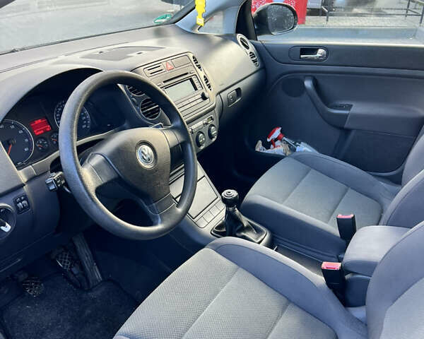 Черный Фольксваген Гольф Плюс, объемом двигателя 1.6 л и пробегом 182 тыс. км за 5200 $, фото 7 на Automoto.ua