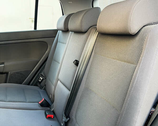 Черный Фольксваген Гольф Плюс, объемом двигателя 1.6 л и пробегом 230 тыс. км за 4950 $, фото 21 на Automoto.ua