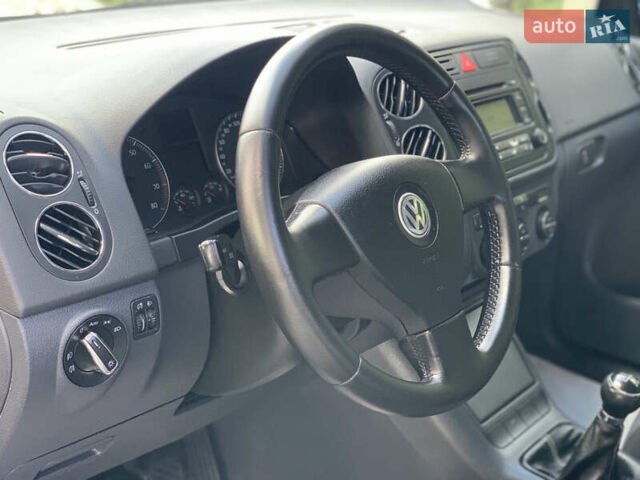 Черный Фольксваген Гольф Плюс, объемом двигателя 1.6 л и пробегом 248 тыс. км за 5550 $, фото 14 на Automoto.ua
