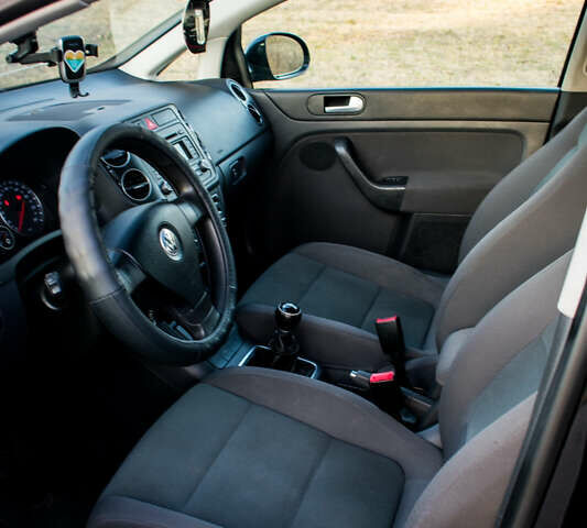 Черный Фольксваген Гольф Плюс, объемом двигателя 1.6 л и пробегом 280 тыс. км за 6500 $, фото 12 на Automoto.ua