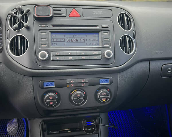 Черный Фольксваген Гольф Плюс, объемом двигателя 1.6 л и пробегом 301 тыс. км за 5999 $, фото 17 на Automoto.ua