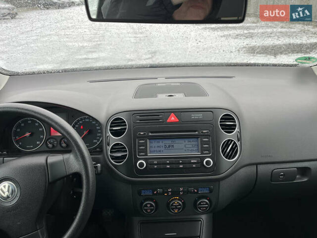 Черный Фольксваген Гольф Плюс, объемом двигателя 1.6 л и пробегом 237 тыс. км за 5450 $, фото 9 на Automoto.ua