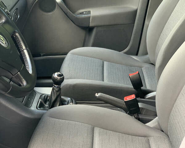 Черный Фольксваген Гольф Плюс, объемом двигателя 1.6 л и пробегом 248 тыс. км за 5550 $, фото 12 на Automoto.ua