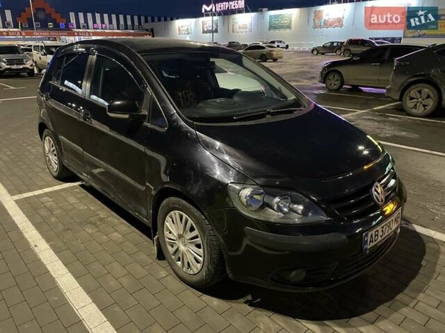 Черный Фольксваген Гольф Плюс, объемом двигателя 1.6 л и пробегом 220 тыс. км за 5500 $, фото 6 на Automoto.ua