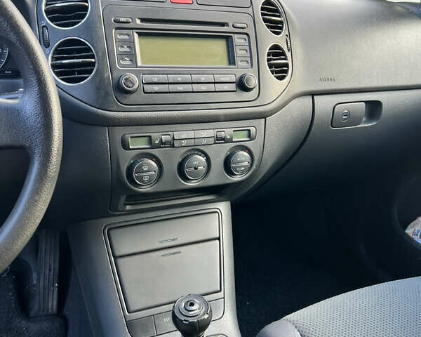 Черный Фольксваген Гольф Плюс, объемом двигателя 1.6 л и пробегом 182 тыс. км за 5200 $, фото 10 на Automoto.ua