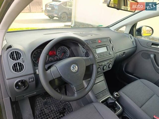 Черный Фольксваген Гольф Плюс, объемом двигателя 1.4 л и пробегом 243 тыс. км за 5250 $, фото 9 на Automoto.ua