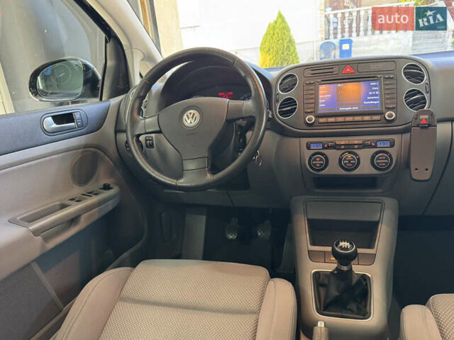 Черный Фольксваген Гольф Плюс, объемом двигателя 1.6 л и пробегом 207 тыс. км за 5299 $, фото 2 на Automoto.ua