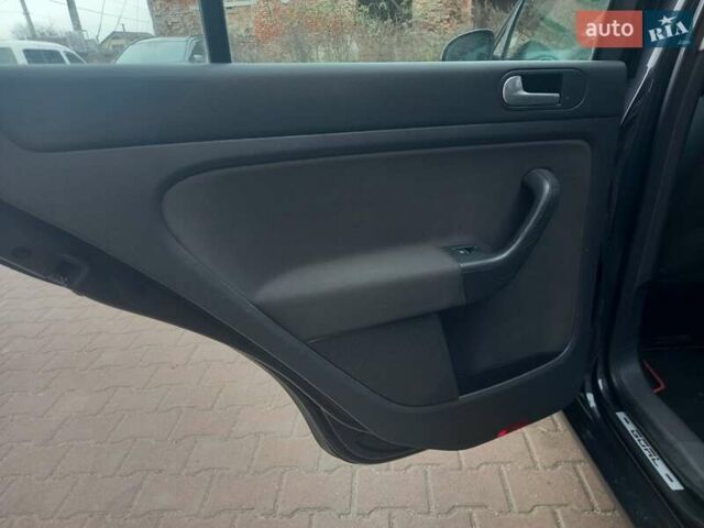 Черный Фольксваген Гольф Плюс, объемом двигателя 1.6 л и пробегом 218 тыс. км за 5250 $, фото 71 на Automoto.ua
