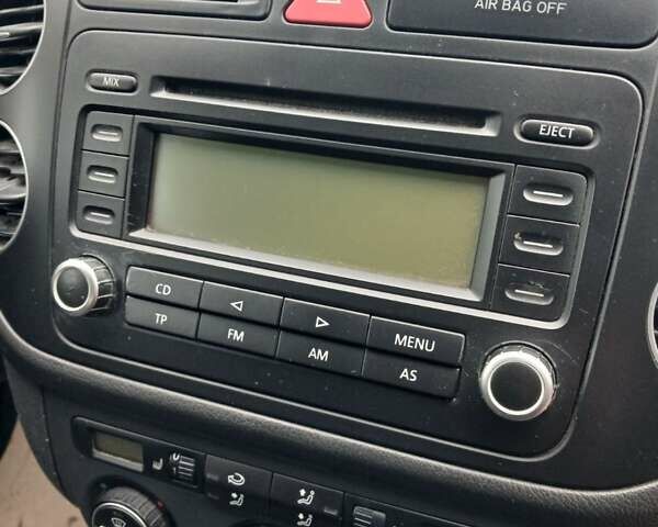 Черный Фольксваген Гольф Плюс, объемом двигателя 1.6 л и пробегом 218 тыс. км за 5250 $, фото 24 на Automoto.ua