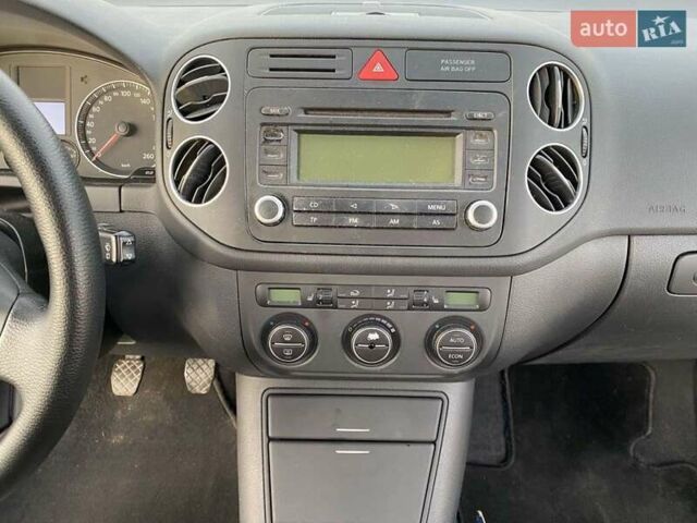 Черный Фольксваген Гольф Плюс, объемом двигателя 1.6 л и пробегом 218 тыс. км за 6100 $, фото 14 на Automoto.ua