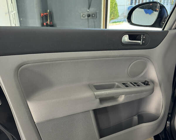 Черный Фольксваген Гольф Плюс, объемом двигателя 1.6 л и пробегом 207 тыс. км за 5299 $, фото 22 на Automoto.ua