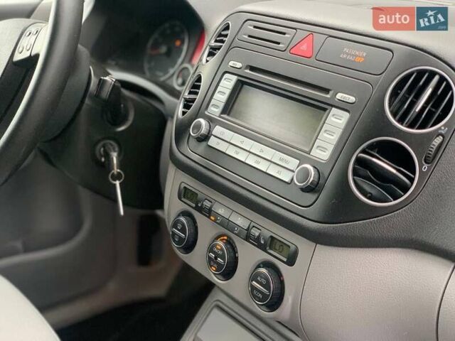 Черный Фольксваген Гольф Плюс, объемом двигателя 1.4 л и пробегом 186 тыс. км за 7200 $, фото 7 на Automoto.ua