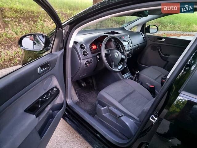 Черный Фольксваген Гольф Плюс, объемом двигателя 1.4 л и пробегом 210 тыс. км за 5800 $, фото 6 на Automoto.ua