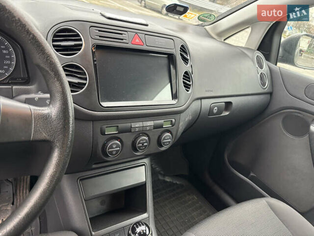 Черный Фольксваген Гольф Плюс, объемом двигателя 1.6 л и пробегом 256 тыс. км за 5300 $, фото 11 на Automoto.ua