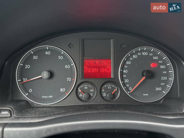 Черный Фольксваген Гольф Плюс, объемом двигателя 1.6 л и пробегом 256 тыс. км за 5300 $, фото 9 на Automoto.ua