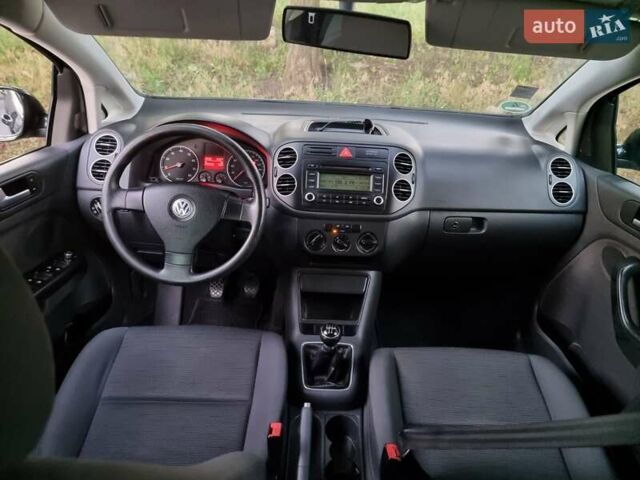 Черный Фольксваген Гольф Плюс, объемом двигателя 1.4 л и пробегом 210 тыс. км за 5800 $, фото 8 на Automoto.ua
