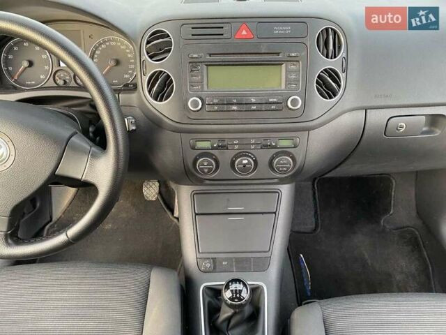 Черный Фольксваген Гольф Плюс, объемом двигателя 1.6 л и пробегом 218 тыс. км за 6100 $, фото 13 на Automoto.ua