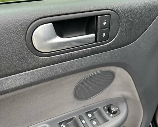 Черный Фольксваген Гольф Плюс, объемом двигателя 1.6 л и пробегом 249 тыс. км за 5850 $, фото 40 на Automoto.ua