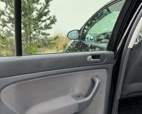 Черный Фольксваген Гольф Плюс, объемом двигателя 1.6 л и пробегом 249 тыс. км за 5850 $, фото 60 на Automoto.ua