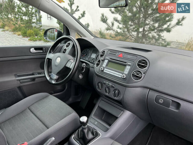 Черный Фольксваген Гольф Плюс, объемом двигателя 1.6 л и пробегом 249 тыс. км за 5850 $, фото 51 на Automoto.ua
