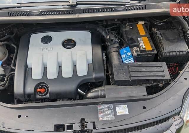 Черный Фольксваген Гольф Плюс, объемом двигателя 1.97 л и пробегом 260 тыс. км за 7550 $, фото 10 на Automoto.ua