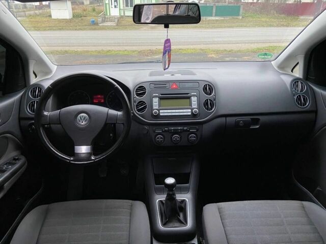 Черный Фольксваген Гольф Плюс, объемом двигателя 1.4 л и пробегом 197 тыс. км за 5400 $, фото 4 на Automoto.ua