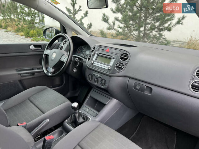 Черный Фольксваген Гольф Плюс, объемом двигателя 1.6 л и пробегом 249 тыс. км за 5850 $, фото 50 на Automoto.ua