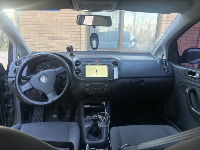 Черный Фольксваген Гольф Плюс, объемом двигателя 2 л и пробегом 207 тыс. км за 7500 $, фото 7 на Automoto.ua