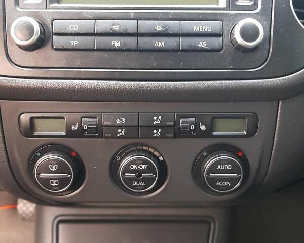Черный Фольксваген Гольф Плюс, объемом двигателя 1.6 л и пробегом 190 тыс. км за 6500 $, фото 30 на Automoto.ua