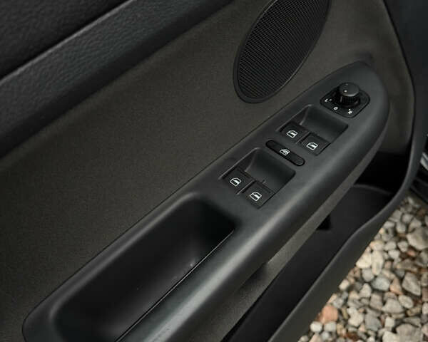 Черный Фольксваген Гольф Плюс, объемом двигателя 1.6 л и пробегом 250 тыс. км за 6350 $, фото 18 на Automoto.ua