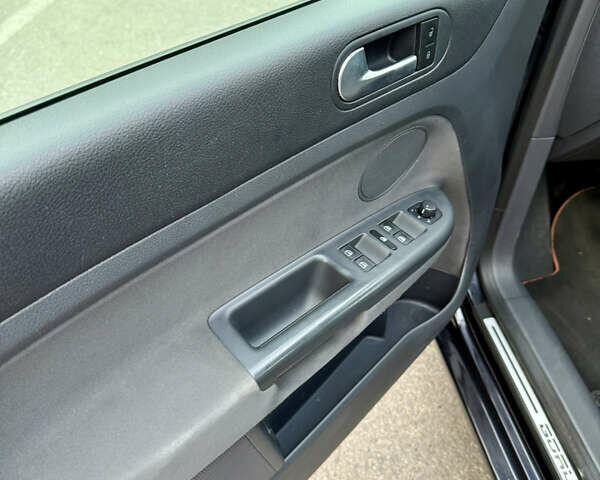 Черный Фольксваген Гольф Плюс, объемом двигателя 1.6 л и пробегом 190 тыс. км за 6900 $, фото 27 на Automoto.ua