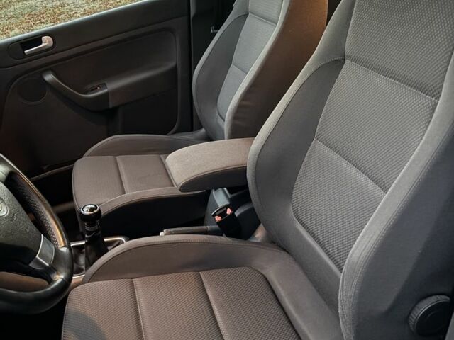 Черный Фольксваген Гольф Плюс, объемом двигателя 1.6 л и пробегом 71 тыс. км за 7499 $, фото 12 на Automoto.ua