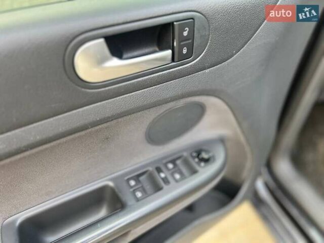 Черный Фольксваген Гольф Плюс, объемом двигателя 1.6 л и пробегом 269 тыс. км за 5950 $, фото 24 на Automoto.ua