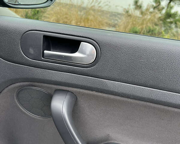 Черный Фольксваген Гольф Плюс, объемом двигателя 1.6 л и пробегом 249 тыс. км за 5850 $, фото 48 на Automoto.ua