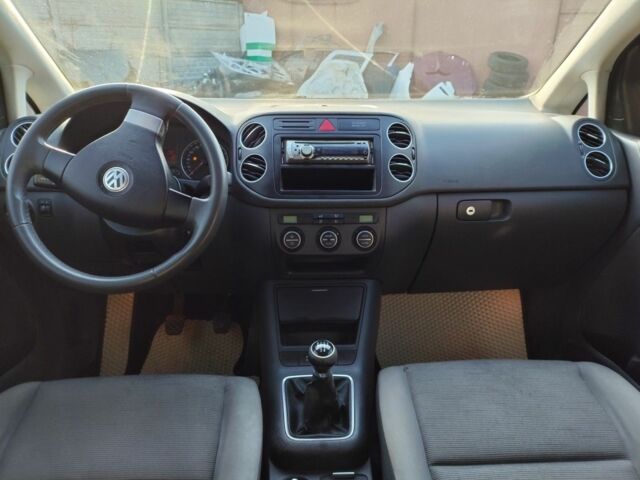 Черный Фольксваген Гольф Плюс, объемом двигателя 1.6 л и пробегом 186 тыс. км за 4999 $, фото 11 на Automoto.ua