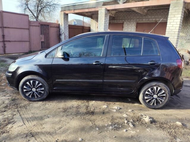 Черный Фольксваген Гольф Плюс, объемом двигателя 1.6 л и пробегом 186 тыс. км за 4999 $, фото 2 на Automoto.ua